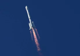 Капсула Blue Origin успешно завершила туристический полет в космос фото