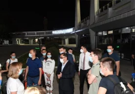 Коронавирусга қарши курашда ҳамкорликда ишлаш учун россиялик мутахассислар етиб келди фото
