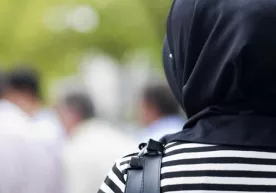 Yoshlar Ittifoqi yetakchisi qizlarning ro‘molini yechtirish bilan ovora фото