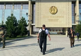 Лукашенко яна қўлида автомат билан пайдо бўлди фото