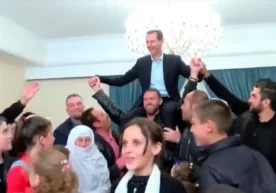 Suriyaliklar minnatdorlik belgisi sifatida Bashar Asadni ko‘tarib olishdi (video) фото
