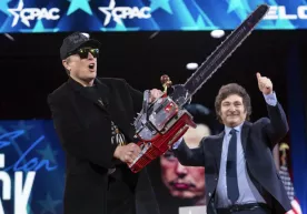 Аргентина президенти Илон Маскка зарҳал занжирли арра совға қилди фото