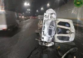 Тошкентда «GAZ3110» баланд кўприк устидан пастга қулади фото