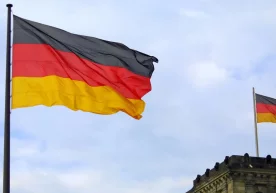 Германияда чап қўл билан нацистча саломлашиш тақиқланди фото
