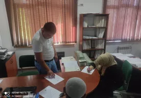 Эр-хотин ўртасидаги автомашина иккига бўлинди фото