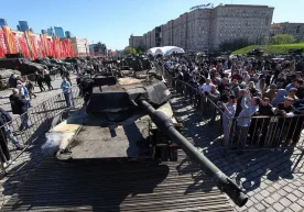 Москвада Украинадан тортиб олинган НАТО ҳарбий техникалари кўргазмаси ўтказилди фото