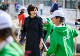 Ziroat Mirziyoyeva eko-faollar bilan birga daraxt ekdi фото