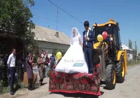 Sirdaryoda «dabdabali» to‘y. Kelin-kuyov traktor «belkuragi»da FHDYoga bordi (foto) фото