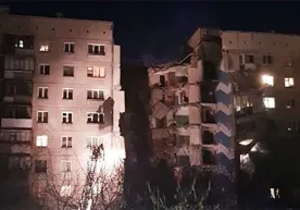 Magnitogorskda gaz portlashi tufayli 9 qavatli uyning podezdi qulab tushdi фото