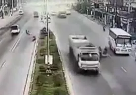 Юк машинасидан чиқиб кетган ғилдирак фалокатга сабаб бўлди (видео) фото