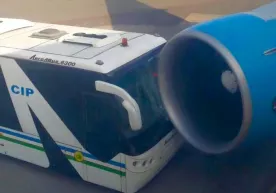 Тошкент аэропортида автобус самолёт билан тўқнашиб кетди фото