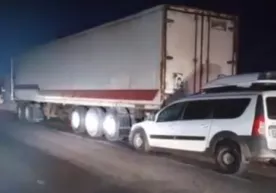 Yuk mashinasi unga urilgan “Lada”ni 2 kilometrcha masofaga sudrab bordi фото