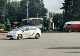 Украинада номаълум шахс ичида йўловчилари бўлган автобусни гаровга олди фото