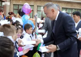 Toshkent shahar hokimi 1-sinf oʻquvchilariga planshet sovgʻa qildi (foto) фото