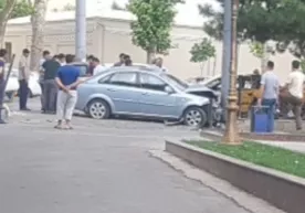 Самарқандда Lacetti Nexia билан тўқнашиб, пиёдалар йўлагидан ўтаётган аёлни уриб юборди фото