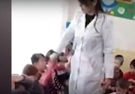 Yana bir bog‘cha tarbiyachisi bolalarni urmoqda (video) фото