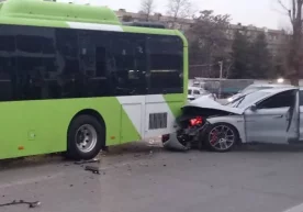 A BYD electric car and a bus collided in Tashkent (video) фото