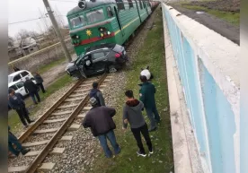 Оҳангаронда поезд ва автомобиль тўқнашуви оқибатида шифокор ҳалок бўлди фото