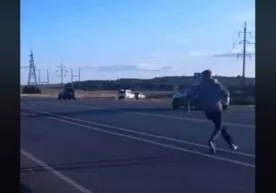 Юк машинаси остига ўзини ташлаган аҳмоқ (видео) фото