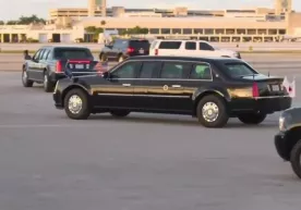 Трамп машинасига тажовуз қилинди фото