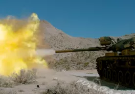 Tankdan Land Rover’ga o‘t ochilsa nima bo‘ladi? (video) фото
