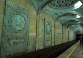Алишер Навоий метро бекатида ёш қиз метро рельсига тушиб кетди (видео 18+) фото