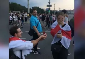Беларуслик йигит Минскдаги норозилик намойишлари вақтида севган қизининг қўлини сўради (видео) фото