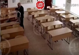 Yosh oʻquvchi qizga shilqimlik qilgan keksa oʻqituvchi ishdan haydaldi (video 18+) фото