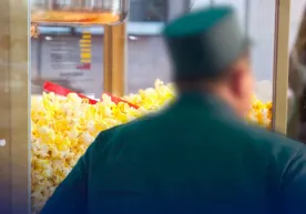 An IIB officer who protected popcorn sellers was accused of accepting bribes фото