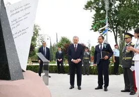 Prezident G‘alaba bog‘ida bo‘lib o‘tgan xotira marosimida ishtirok etdi фото