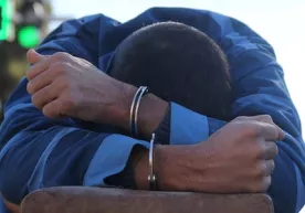 Eronda politsiyachilarni bosib ketgan haydovchi dorga osildi фото