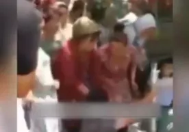 Andijondagi bozorda olomon tomonidan “samosud” qilinayotgan ayol o‘zini soyga tashladi (video) фото