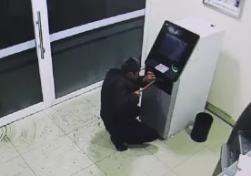 Андижонда банкоматни бузиб, ундаги пулларни ўғирлашга уринган шахс қўлга олинди фото