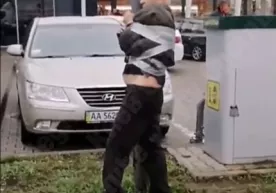 Tezlikni yaxshi ko‘ruvchi haydovchini ustunga bog‘lab qo‘yishdi (video) фото