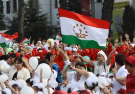 Yuzdan ortiq o‘zbek san’atkorlari Dushanbega yetib borishdi фото