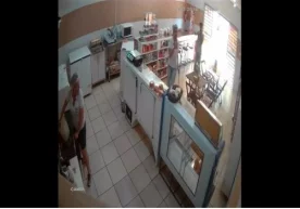 Braziliyada farrosh o‘g‘rini bir chelak suv bilan quvib yubordi (video) фото