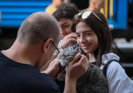 Украинада урушнинг 147-куни: Харкивда ҳалок бўлган ўғли тепасида дуо ўқиётган ота, Донбассда ҳужумлар давом этмоқда (фото) фото