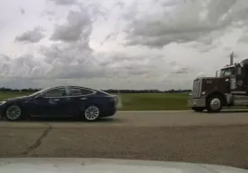 Kanadada avtopilotda harakatlanayotgan Tesla politsiyadan qochishga urindi. Bu vaqtda haydovchi uxlayotgan bo‘lgan фото