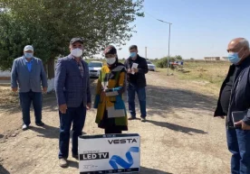 Qashqadaryolik bir qo‘lidan ayrilgan qiz kuniga 130-150 kg paxta terib, odamlarga o‘rnak bo‘lmoqda фото