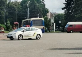 Украинада номаълум шахс ичида йўловчилари бўлган автобусни гаровга олди фото