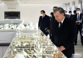 Шавкат Мирзиёев Тошкентда очилган янги заргарлик корхонасини бориб кўрди фото