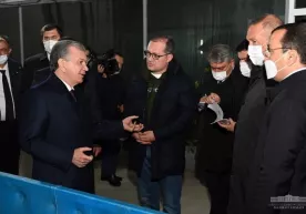 Shavkat Mirziyoyev Sharof Rashidov tumanidagi Gold Fish Agro baliqchilik klasteri faoliyati bilan tanishdi фото