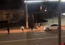 Toshkentda "Gentra" haydovchisi janjal sabab bir guruh odamlarni bosib ketmoqchi boʻldi фото