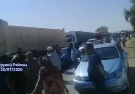 Қорақалпоғистонда экинлари сувсиз қолган аҳоли Нукус—Тошкент магистрал йўлини тўсиб қўйди (видео) фото