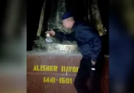 Алишер Навоий ҳайкали олдида яна ножўя ҳаракат содир этилди фото