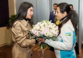 Saida Mirziyoyeva shaxmat bo‘yicha jahon chempioni Afruza Hamdamovani shaxsan o‘zi kutib oldi фото