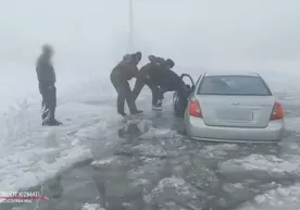 Чинозда Lacetti музлаган кўлмакда қолиб кетди фото