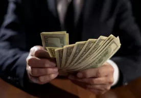 Putin bosimi ostida rossiyalik biznesmenlar Yevropadan taxminan 50 milliard dollarlik aktivlarini olib chiqib ketishdi фото