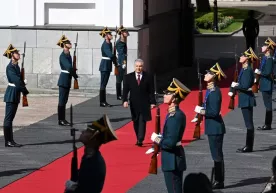 Şavkat Mirziyoyev Moskova'daki askeri geçit törenine katıldı (fotoğraf) фото