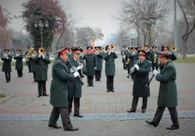 Toshkent ko‘chalari bo‘ylab harbiy orkestr sadolari yangramoqda (foto+video) фото